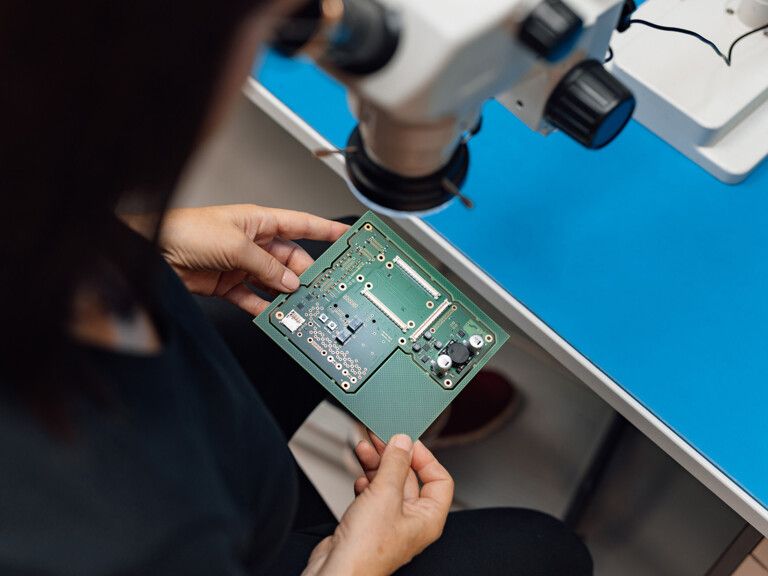 Blick in die Leiterplatten-Bestückung bei hema electronic 