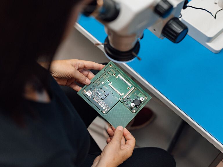 Blick in die Leiterplatten-Bestückung bei hema electronic 